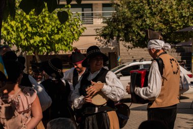 Santiago de Compostela, İspanya 18-2022: Galiçyalı geleneksel dans grubu Ukrayna ve Galiçya arasındaki kültürel buluşmanın kutlaması için sahne alacak.