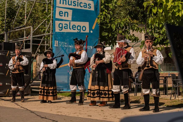Santiago Compostela Hiszpania 2022 Galicyjska Tradycyjna Grupa Taneczna Występująca Podczas — Zdjęcie stockowe