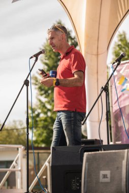 Santiago de Compostela, İspanya 18-2022: Galiçyalı geleneksel dans grubu Ukrayna ve Galiçya arasındaki kültürel buluşmanın kutlaması için sahne alacak.