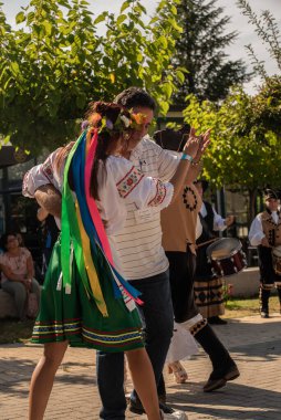 Santiago de Compostela, İspanya 18-2022: Galiçyalı geleneksel dans grubu Ukrayna ve Galiçya arasındaki kültürel buluşmanın kutlaması için sahne alacak.