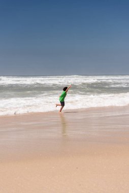 Bir kadın ve çocukları yazın Aveiro Portekiz sahilinde bir günün tadını çıkarırlar.