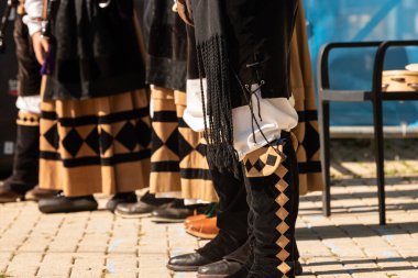 Santiago 'da Ukrayna ile kültürel dayanışma etkinliği sırasında geleneksel kostümlü Galiçyalı müzik grubu
