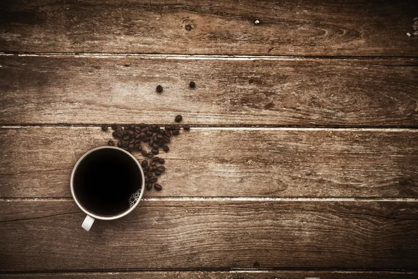 Café negro sobre una mesa de madera —  Fotos de Stock