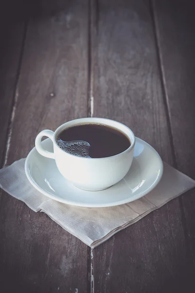 Café negro sobre una mesa de madera —  Fotos de Stock