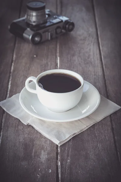 Café negro sobre una mesa de madera —  Fotos de Stock