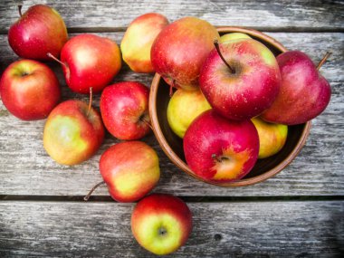 Tahta masada kırmızı elmalar.