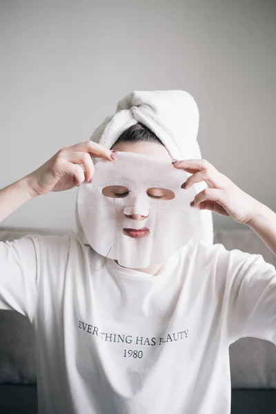 Ung Kvinna Med Ansiktsmask Ansiktet — Stockfoto