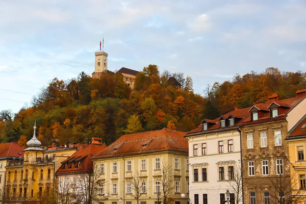 Ljubljana, Slovenya Sonbahar Şehir Merkezi, Renkli Yaprak ve Ağaçlar, Ljubljana Şatosu, Eski Binalar, Podzimni Lublan, Slovinsko, Lublansky Hrad