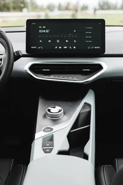 Media en navigatie controle knoppen in moderne auto — Stockfoto