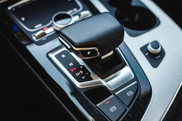 Automatic transmission gear shift in modern car. — Stock Photo, Image