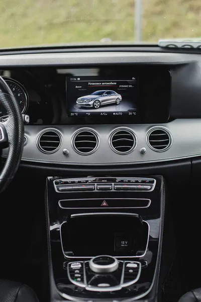 Dashboard met display of beeldscherm in de auto — Stockfoto