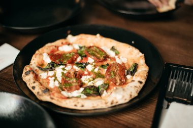 Taze fesleğenli, domatesli ve peynirli pizza