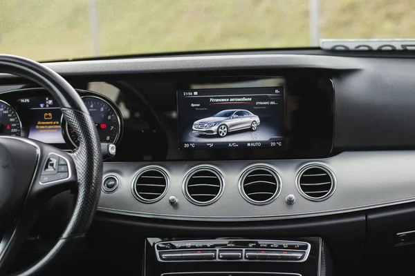 Dashboard met display of beeldscherm in de auto — Stockfoto