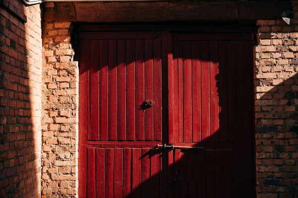 Vecchie Porte Legno Rosso Edificio Mattoni — Foto Stock