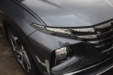 LED araba Far yakın çekim. Yeni modern araç detay lambaları ışık