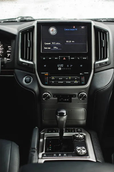 Tablero de instrumentos de coche moderno. Sistema multimedia de pantalla. Detalle interior . — Foto de Stock