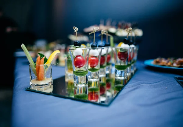 Aperitivos ligeros en un plato en una mesa buffet. Surtido de mini canapés —  Fotos de Stock