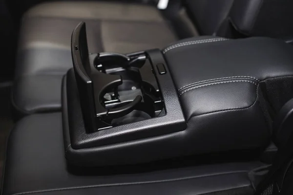 コントロールパネル付きの高級車の後部座席カップホルダー — ストック写真