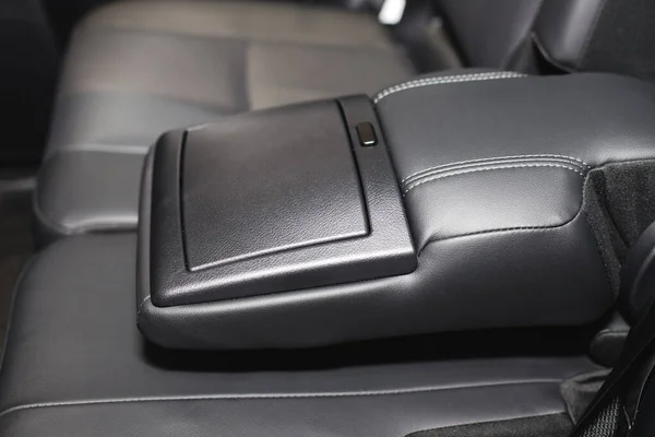 Suportes de copo de assento traseiro de carro de luxo com painel de controle — Fotografia de Stock