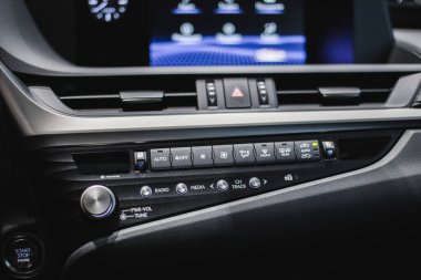 Arabanın manuel havalandırma kontrolleri.