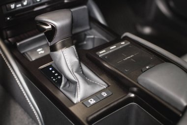 Modern araba tasarımı, vites kolu, pahalı arabalarda otomatik vites.