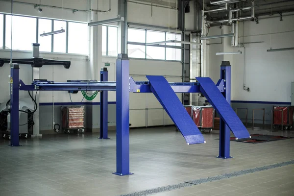 Araç kaldırma aygıtı tamir servisinde