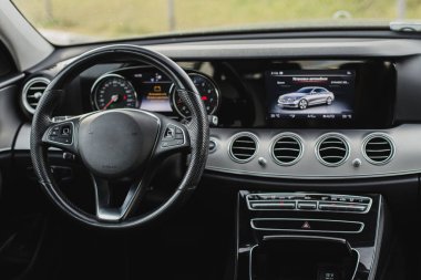 Arabanın içi lüks direksiyon simidi. Gösterge paneli, iklim kontrolü, ekran