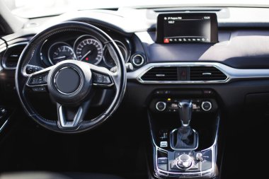 Arabanın içi lüks direksiyon simidi. Gösterge paneli, iklim kontrolü, ekran