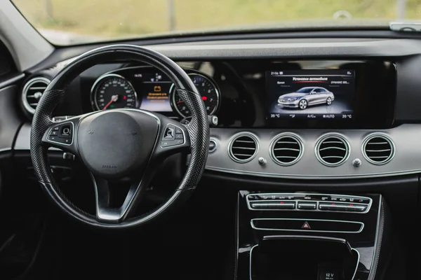 Car interior luxury steering wheel. Dashboard, climate control, display — Stock Photo, Image