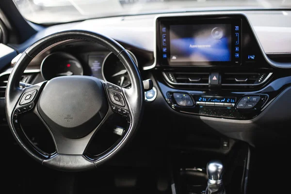 Car interior luxury steering wheel. Dashboard, climate control, display — Stock Photo, Image