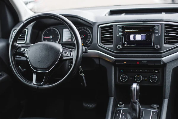 Interior del coche volante de lujo. Panel de control, climatización, pantalla — Foto de Stock