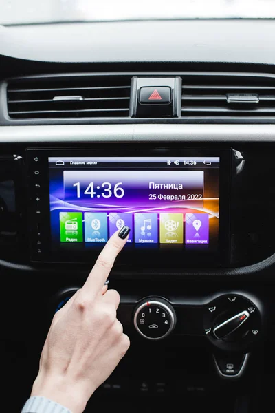 Woman is pairing her phone with car music system via bluetooth — Stock Photo, Image