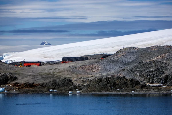 Twee mannen in Antarctica onderzoek basisstation — Stockfoto