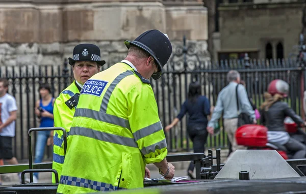 伦敦两警察前面的威斯敏斯特宫 3 — 图库照片
