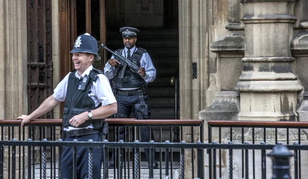 Londres Dos policías frente al Palacio de Westminster-2 — Foto de Stock