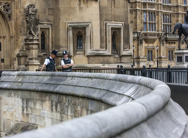 Londyn dwóch policjantów przodu Pałacu Westminsterskiego — Zdjęcie stockowe