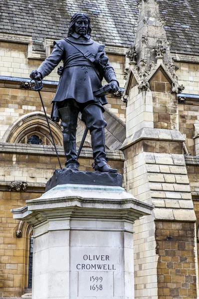 Лондонская статуя Оливера Кромвеля на Сент-Маргарет СТ — стоковое фото