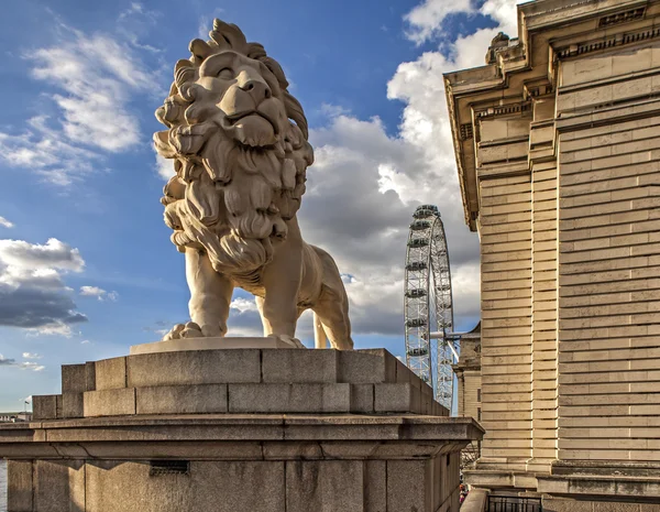 London the Lion with Big Wheel in the back — Stock Photo, Image