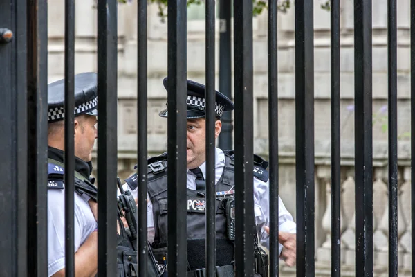 Londen politieagenten achter een barrière Rechtenvrije Stockfoto's