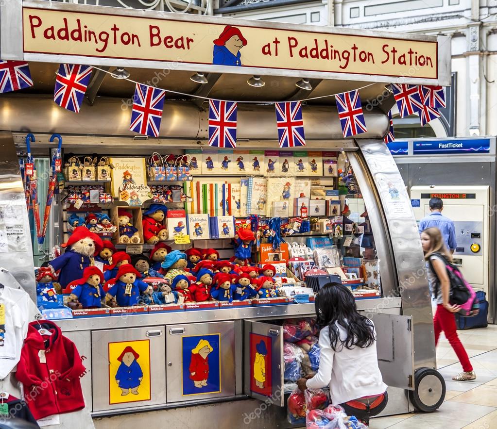 Oso Paddington parado en la estación de paddington Londres — Foto