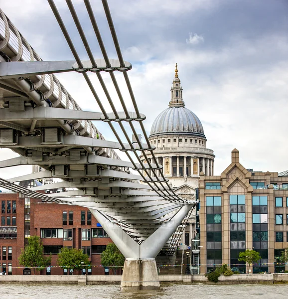 London millennium bridge och st Pauls-katedralen — Stockfoto