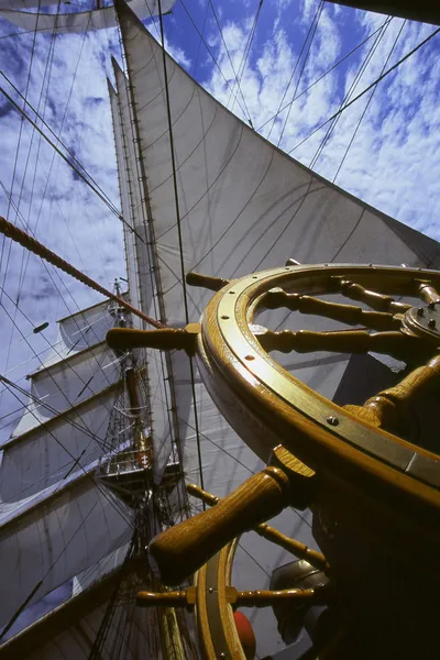 冒险的本质： 航行和轮 — 图库照片