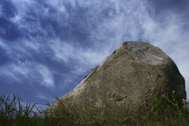 Yol kenarındaki taş - gökyüzü ve kayalar çatışması