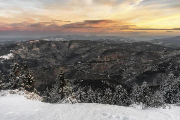 Velka Raca 'dan Polonya dağlarının üzerinden doğan güneşin görüntüsü