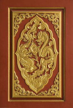 kırmızı Çin tapınak kapısında Golden dragon Ahşap oyma