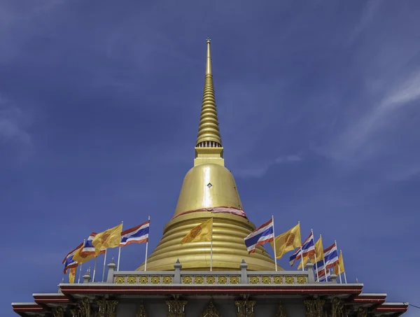 Gold pagoda at Wat Bang Phli Yai Nai — Stock Photo, Image