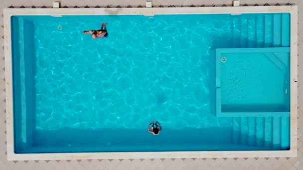 Légi apa, akinek a fia úgy ugrál a medencében, mint egy ágyúgolyó. Szórakoztató nyári nap a luxus trópusi üdülőhelyen. Férfi és fiú szórakozás frissítő kék víz — Stock videók
