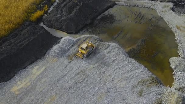 Vista aérea de la excavadora base de aplanamiento de trabajo con escombros de granito para la construcción de carreteras — Vídeos de Stock