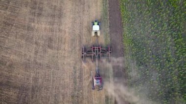 Sinemadaki çiftçi traktör tohumu ekiyor tarlaya tarım ürünleri ekiyor.