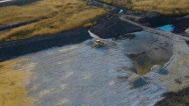 Güçlü buldozer bataklıklarda yeni asfalt yol yapımına hazırlanıyor.